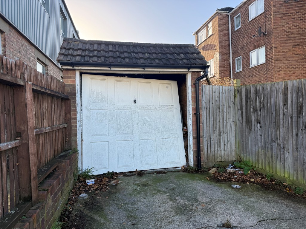 Lot: 144 - FOUR-BEDROOM TOWN HOUSE FOR REFURBISHMENT - Garage